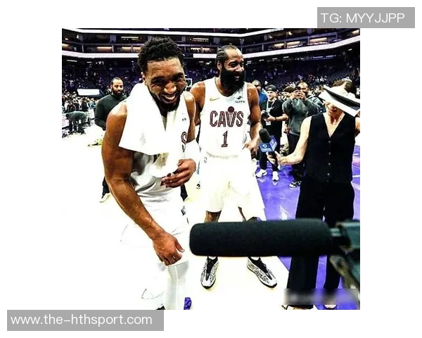 小米切尔全力支持亚库乔尼斯称赞德鲁史密斯打球风格沉稳可靠